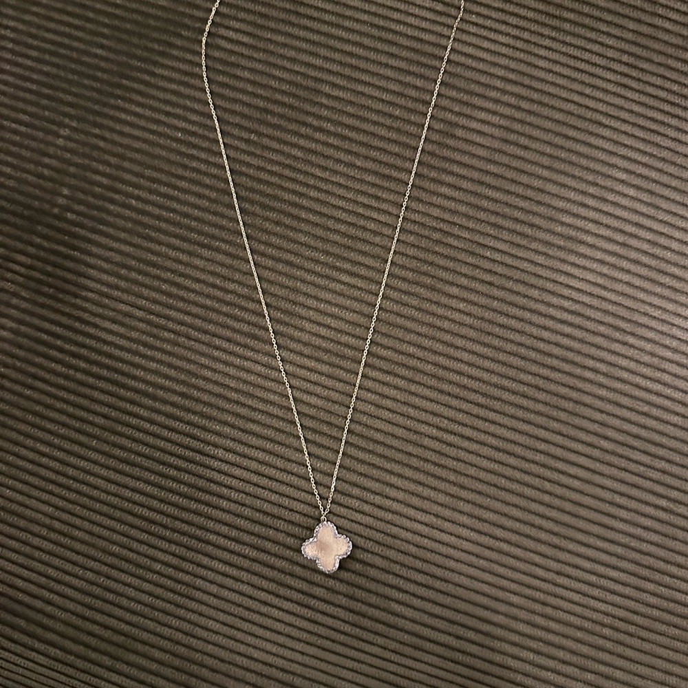 Chic Quatrefoil Necklace
